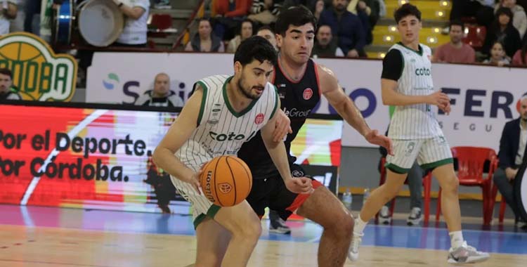 Alejandro Rodríguez avanza con el balón ante el Biele ISB.