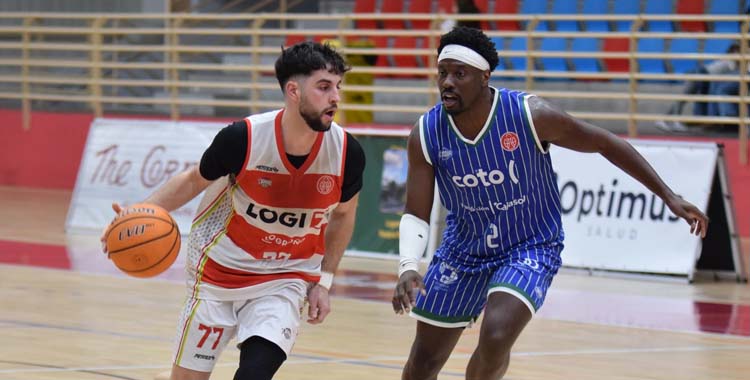 Zack Rollins presiona a un rival.