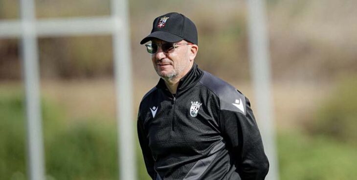 José Juan Romero sigue la evolución de un entrenamiento.