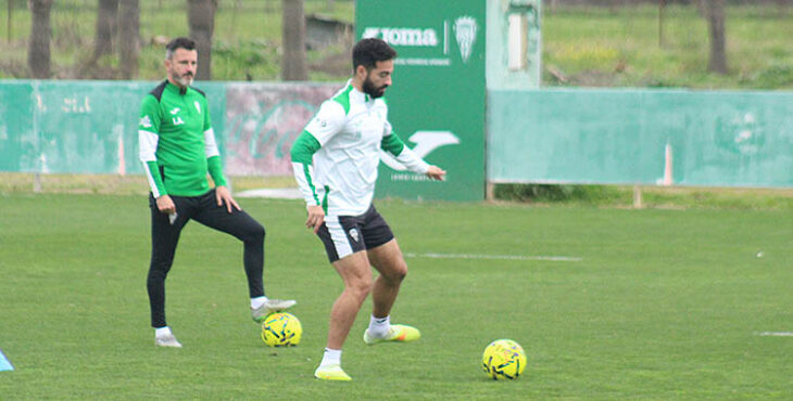 Rubén Alves controlando el balón bajo la mirada de Iván Ania.