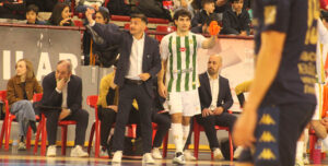 Emanuel Santoro en la banda del Vista Alegre junto a Pescio.