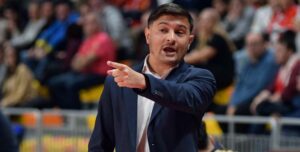 Emanuel Santoro da indicaciones a sus jugadores en Cartagena.