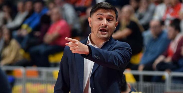 Emanuel Santoro da indicaciones a sus jugadores en Cartagena.