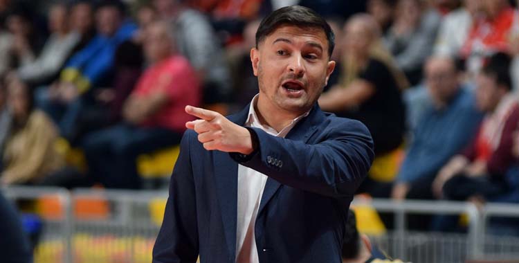 Emanuel Santoro da indicaciones a sus jugadores en Cartagena.