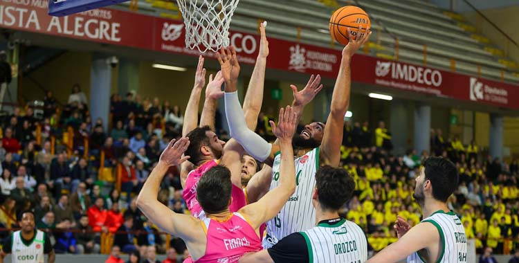 Schutte trata de encestar ante el Caja 87.