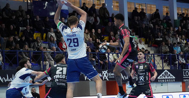 Leandro Semedo elevándose ante la defensa del Fraikin Granollers.