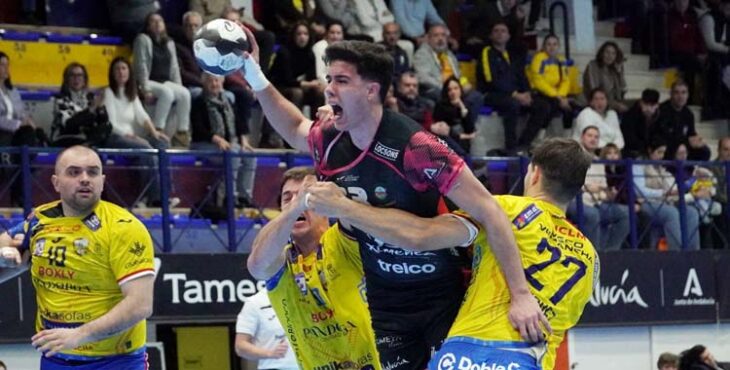 Dani Serrano arma el brazo ante la aguerrida defensa visitante.