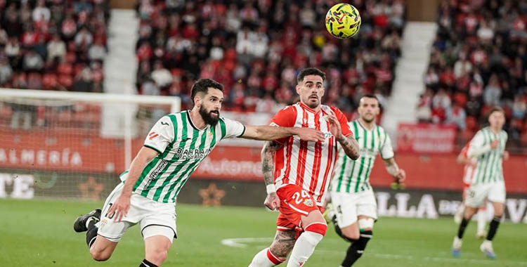 Xavi Sintes superado por Miguel en la acción del primer gol del partido.