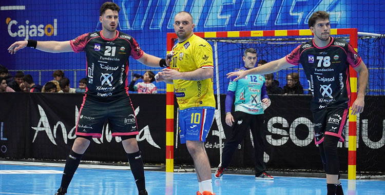 Tiago Sousa y David Estepa cierran al pivote del Ciudad Real.