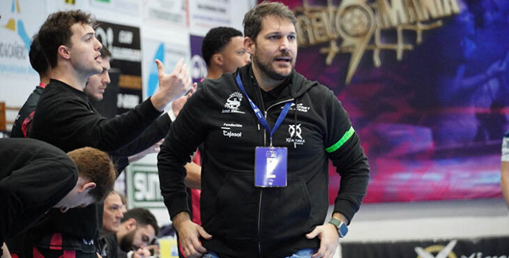 Toni Malla en su debut el pasado domingo en el banquillo del Ángel Ximénez.