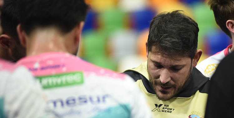 Toni Malla dando instrucciones en un tiempo muerto en los partidos de pretemporada invernal.