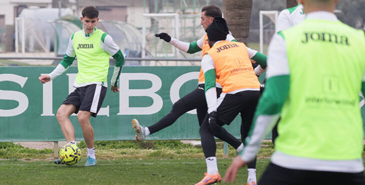 Trilli pasando el balón a un compañero.