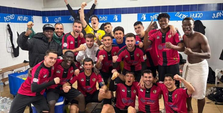 El Pozoblanco celebra su victoria ante el Castilleja.