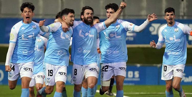 Los jugadores celestes celebran un gol ante el Chiclana.