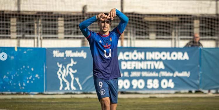 Víctor Sánchez celebra un gol con el Móstoles.