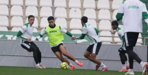 Ignasi Vilarrasa, que marcó uno de los tantos, cerrando a un jugador del filial.