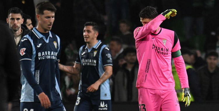 Los jugadores blanquiverdes se lamentan tras la derrota frente al Racing.
