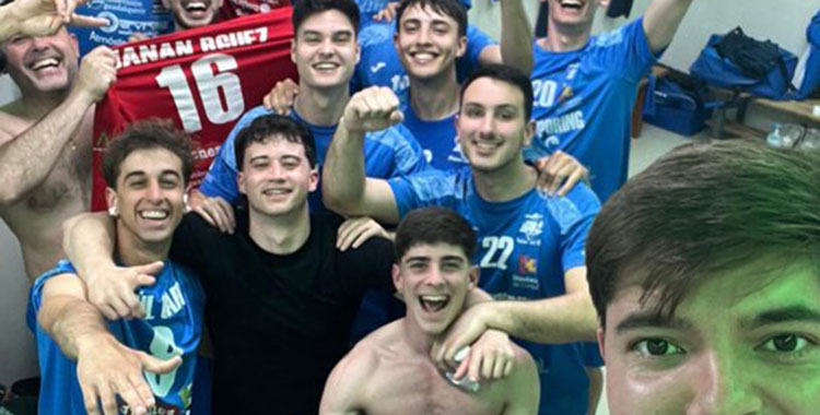 El equipo del ARS Palma del Río festeja la victoria ante el Bolaños en el vestuario.