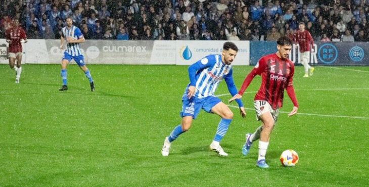 Salva Vegas en el duelo del pasado domingo en El Rubial. Foto: Águilas FC