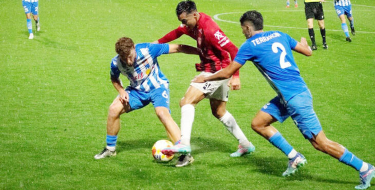 Alan Araiza tratando de escabullirse de dos jugadores rivales en el pasado encuentro. Foto: Águilas FC