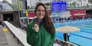 Alba Cartes posa con la medalla de bronce del Nacional de Larga Distancia.