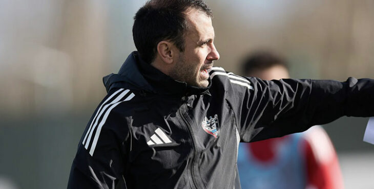 Antxon Muneta durante un entrenamiento con el Mirandés.