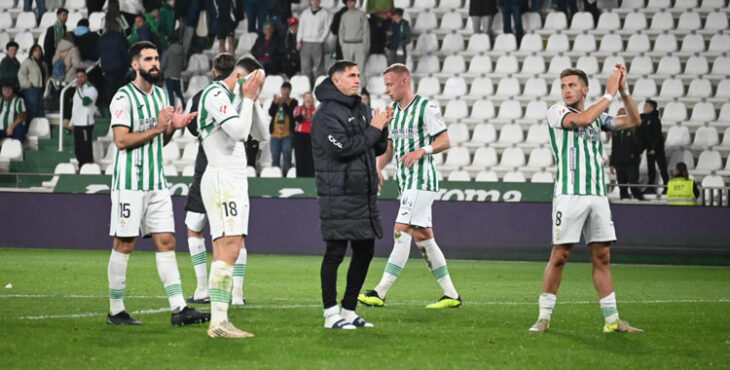 Los jugadores del Córdoba aplauden a la grada tras el triste 1-4 contra el Andorra. Autora: Natalia Román