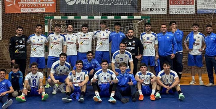 La plantilla del ARS posa tras la victoria frente al Herencia.