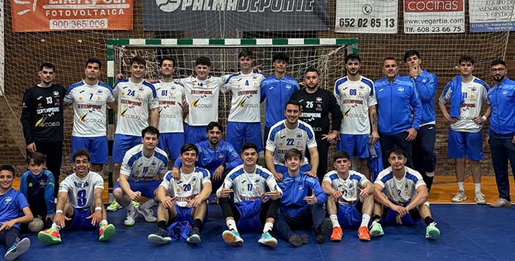 La plantilla del ARS posa tras la victoria frente al Herencia.