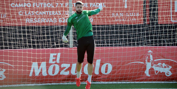 Benito del Valle en plenos ejercicios de calentamiento previos a un encuentro. Foto: Tino Navas / Salerm Puente Genil