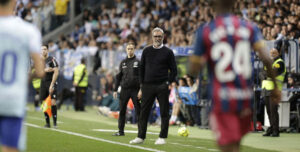 Jon Pérez 'Bolo' observa en la Rosaleda a su equipo en su último partido como entrenador de la SD Huesca.