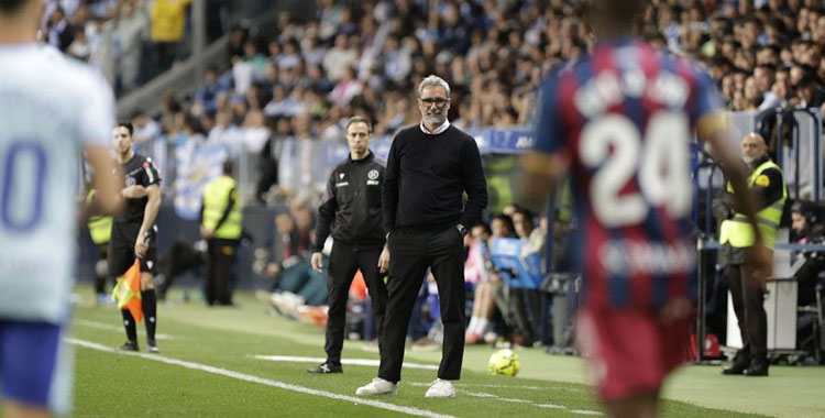 Jon Pérez 'Bolo' observa en la Rosaleda a su equipo en su último partido como entrenador de la SD Huesca.