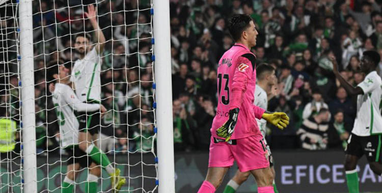 Carlos Marín se lamenta tras haber encajado uno de los goles en la derrota contra el Racing.