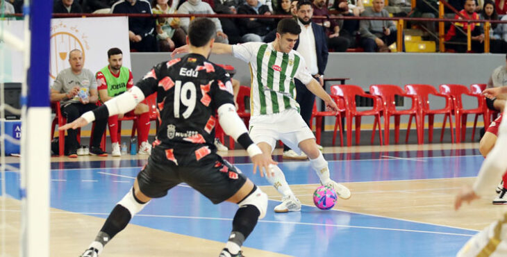Carlos Gómez intenta batir a Edu Sousa con Josan González atento al fondo. Foto: Edu Luque / Córdoba Futsal