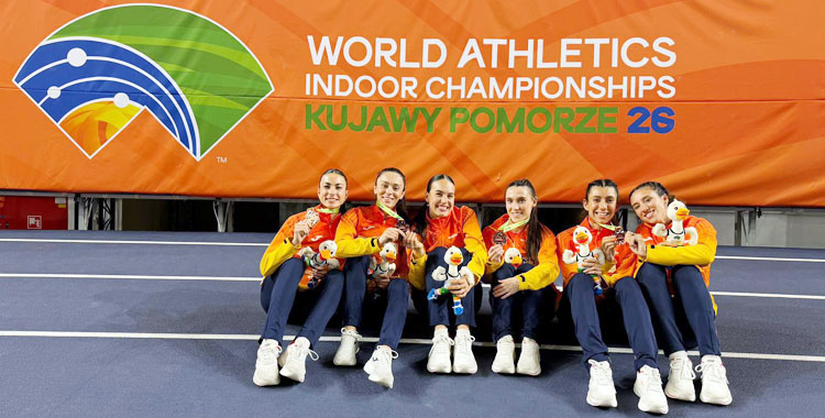 La alegría de Carmen Avilés y sus compañeras con sus medallas tras la finalización del Campeonato del Mundo Indoor