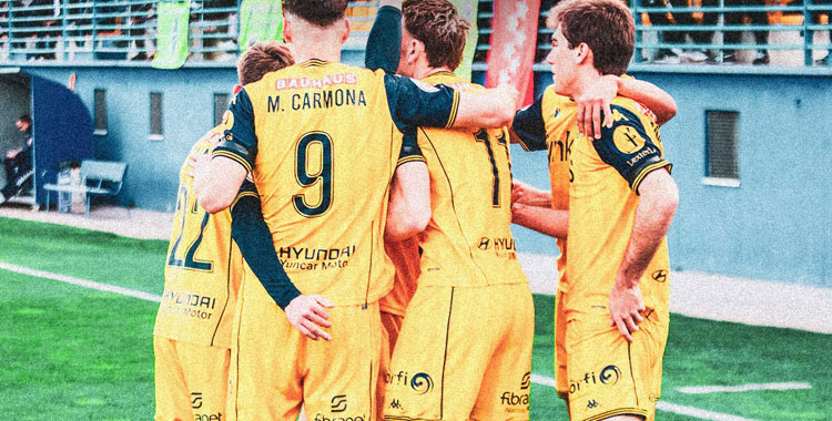 Los jugadores alfareros, Mariano Carmona entre ellos, celebran uno de sus tantos al Betis B. Foto: AD Alcorcón
