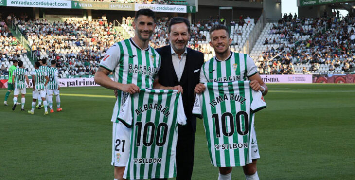 Albarrán e Isma Ruiz con las camisetas de sus 100 partidos en los prolegómenos del duelo contra el Mirandés. Foto: CCF