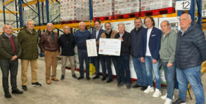 La foto de familia del acto de entrega del cheque simbólico al Banco de Alimentos. Foto: CCF