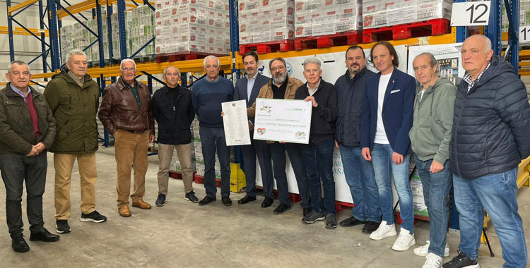 La foto de familia del acto de entrega del cheque simbólico al Banco de Alimentos. Foto: CCF