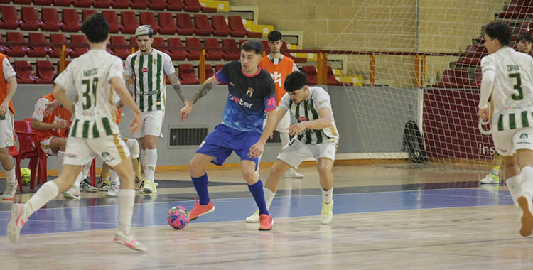 Los jugadores del Córdoba Patrimonio B presionan a un atacante del Nawter Blanca.