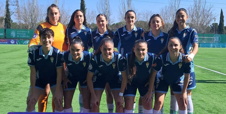 El once inicial del Córdoba Femenino posa previo al inicio del partido frente al Pozuelo.