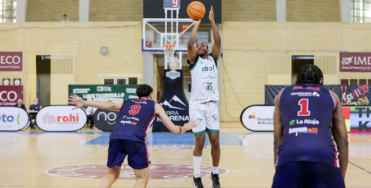 Jacques Guemeta lanzando a canasta desde el exterior. Foto: Córdoba Club de Baloncesto