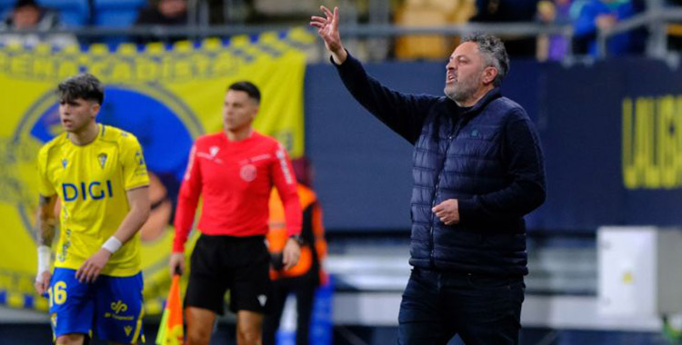 David Navarro dirige al Zaragoza durante el encuentro en Cádiz.