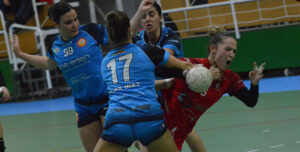 Tres defensoras del Francisco de Asís Mijas enciman a una jugadora del Deza CBM