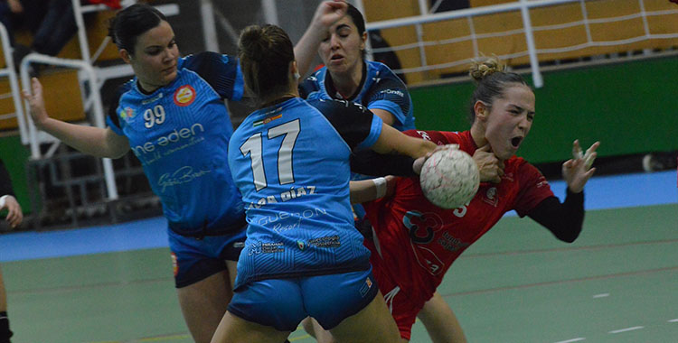 Tres defensoras del Francisco de Asís Mijas enciman a una jugadora del Deza CBM