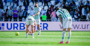 Los jugadores del Córdoba tras otra decepción casera ante la Real Sociedad B. Foto: LaLiga Hypermotion