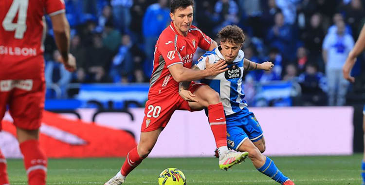 Alberto del Moral intentando frenar a Mario Soriano. Autor: LaLiga