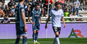 Álex Martín, brazos en jarra tras uno de los tantos encajados en El Plantío. Foto: LaLiga Hypermotion
