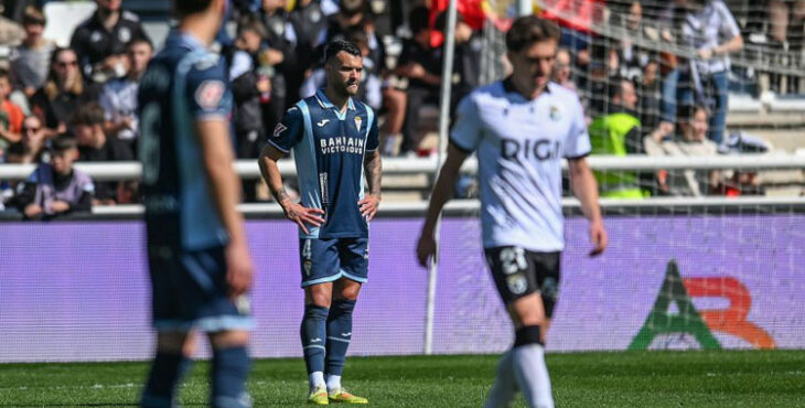 Álex Martín, brazos en jarra tras uno de los tantos encajados en El Plantío. Foto: LaLiga Hypermotion