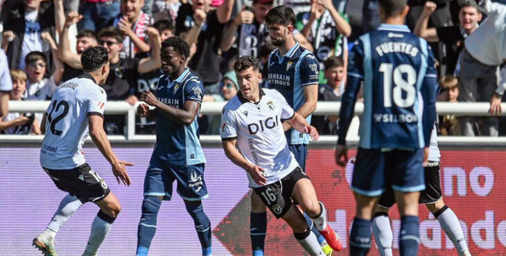 La cara de la derrota. Adilson y Theo, hundidos tras el 4-0 de Curro para el Burgos. Foto: LaLiga Hypermotion